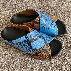 GANNI Flat Crossover Blue/Orange Snake Slide Sandaals